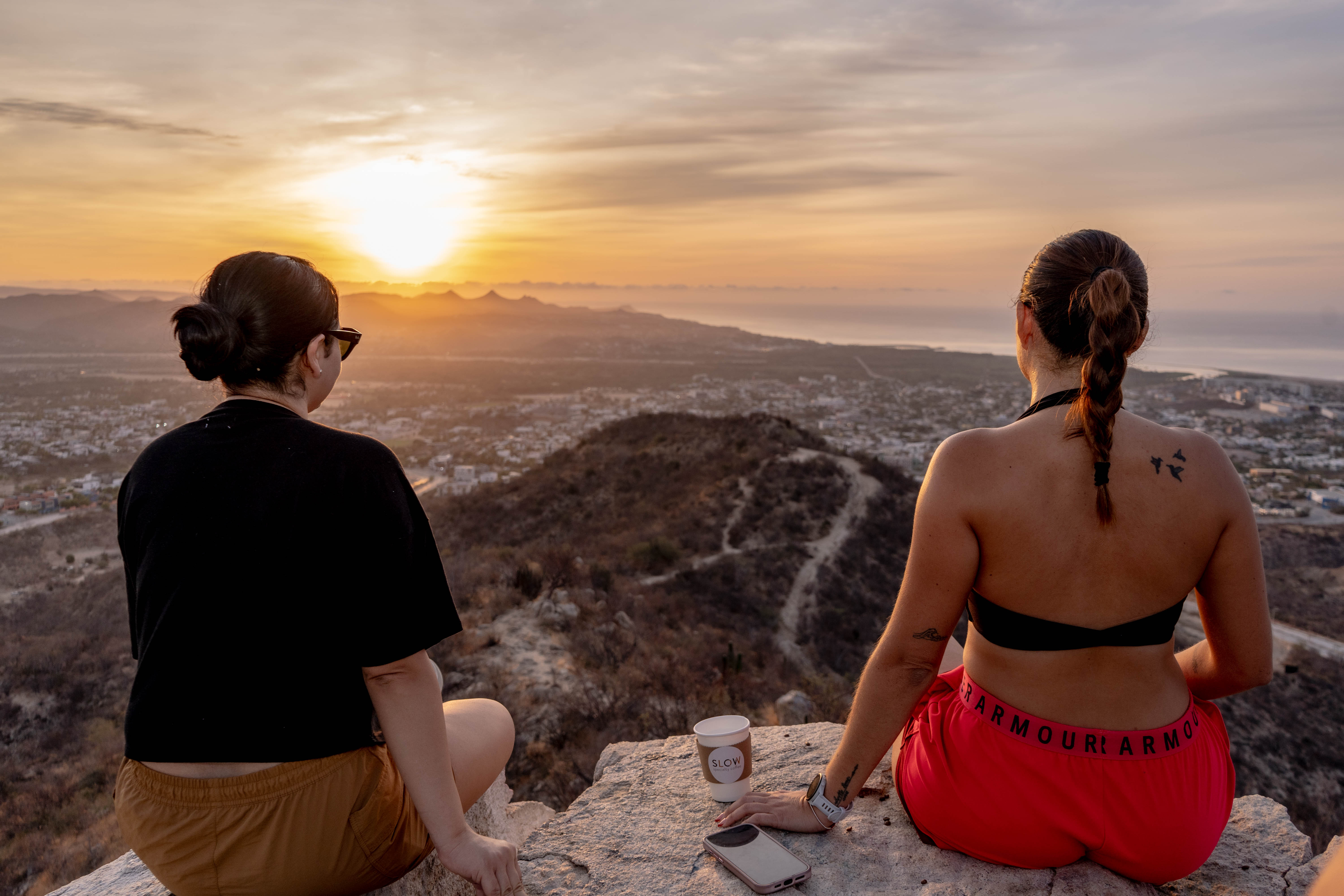 Isa y Jazmín contemplando el amanecer desde la cima