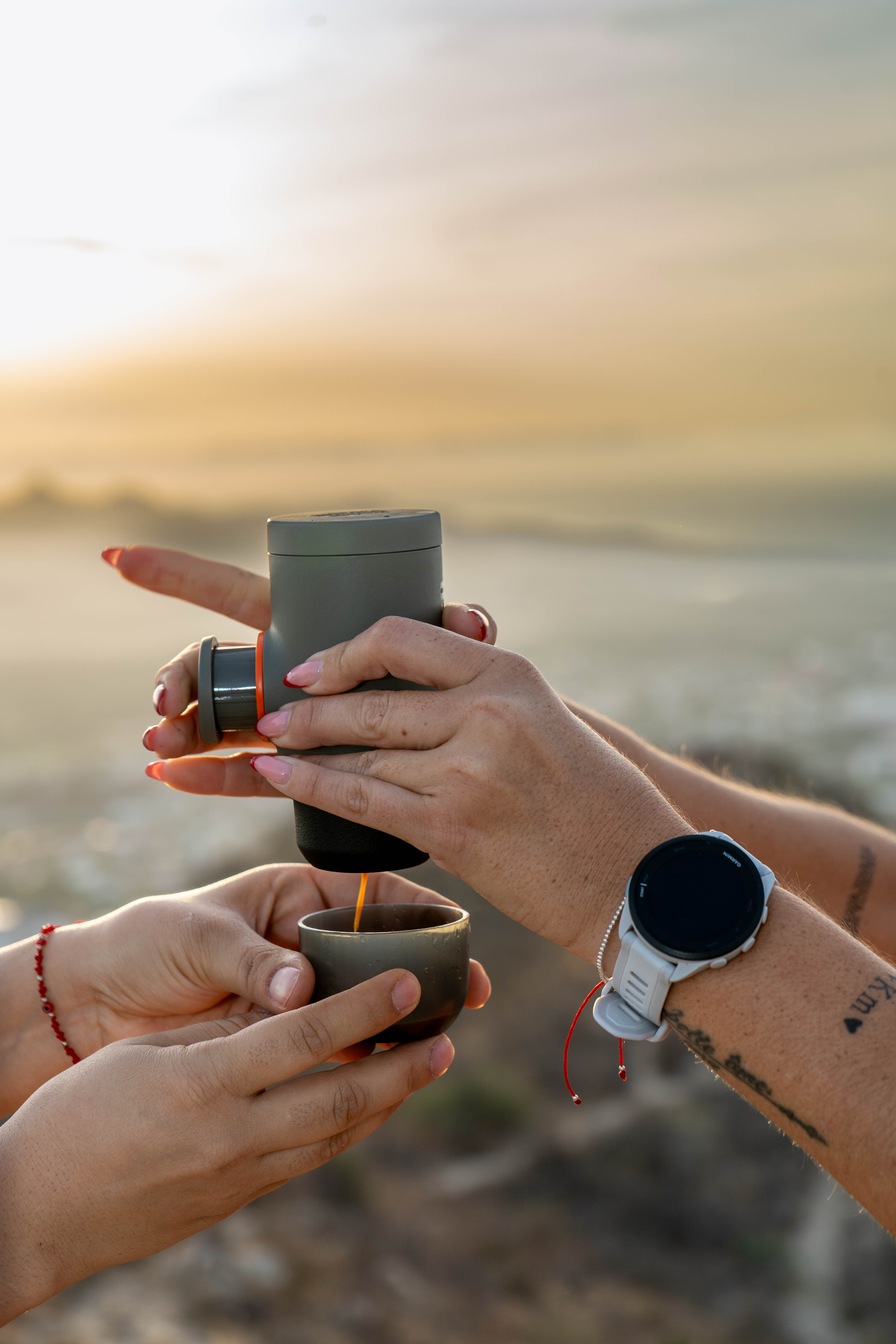 Espresso en la cumbre al amanecer — atmósfera nublada y cálida