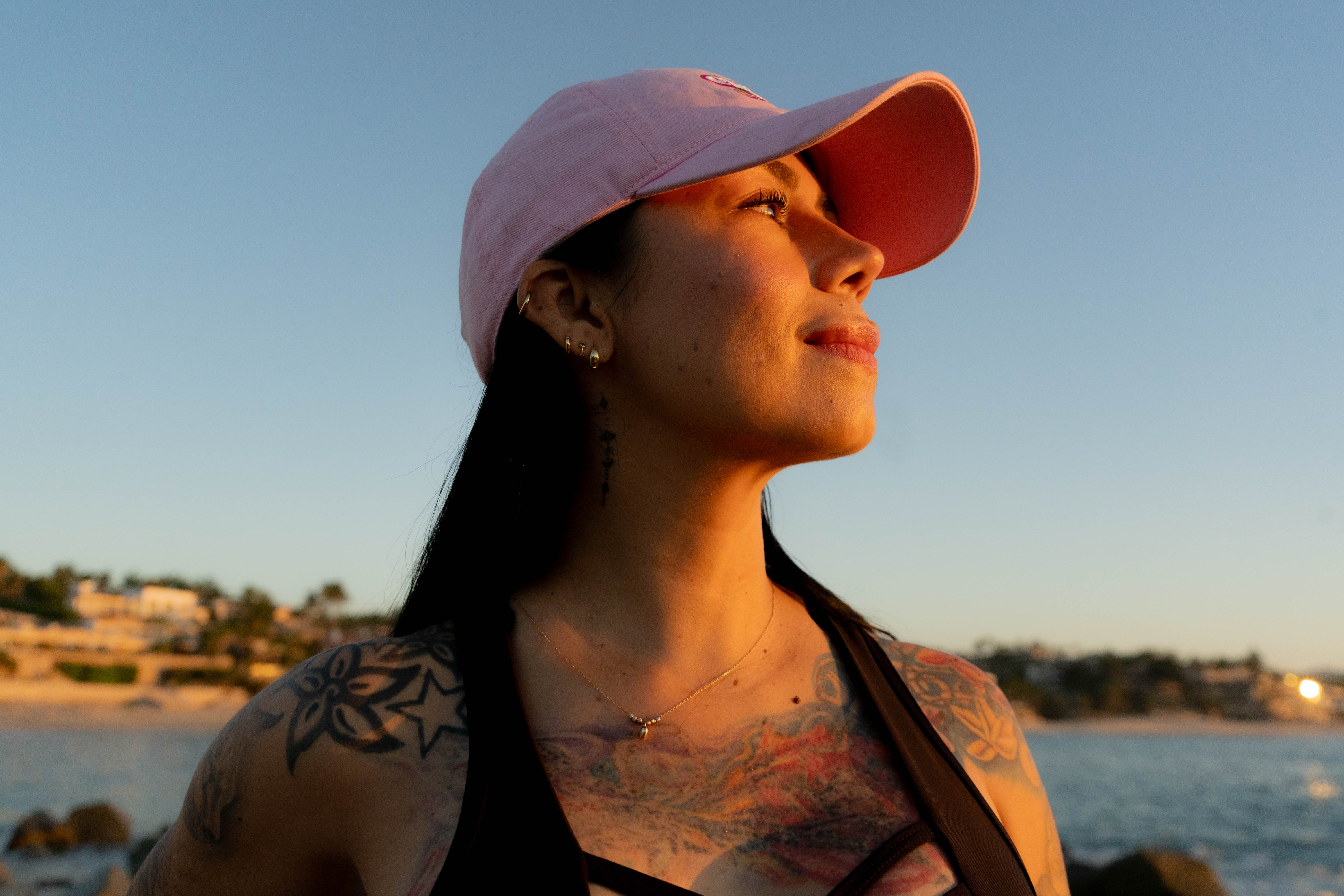 Retrato close-up con gorra rosa bajo la luz de hora dorada