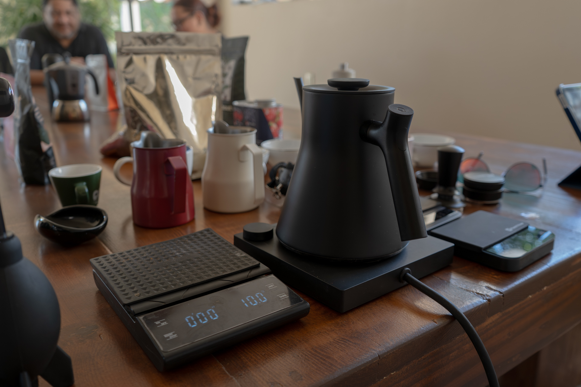 Kettle de cuello de ganso y báscula sobre la mesa del taller