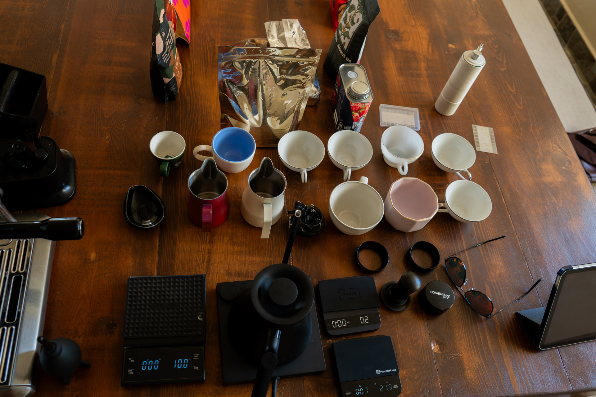 Vista aérea de tazas y herramientas dispuestas en la mesa