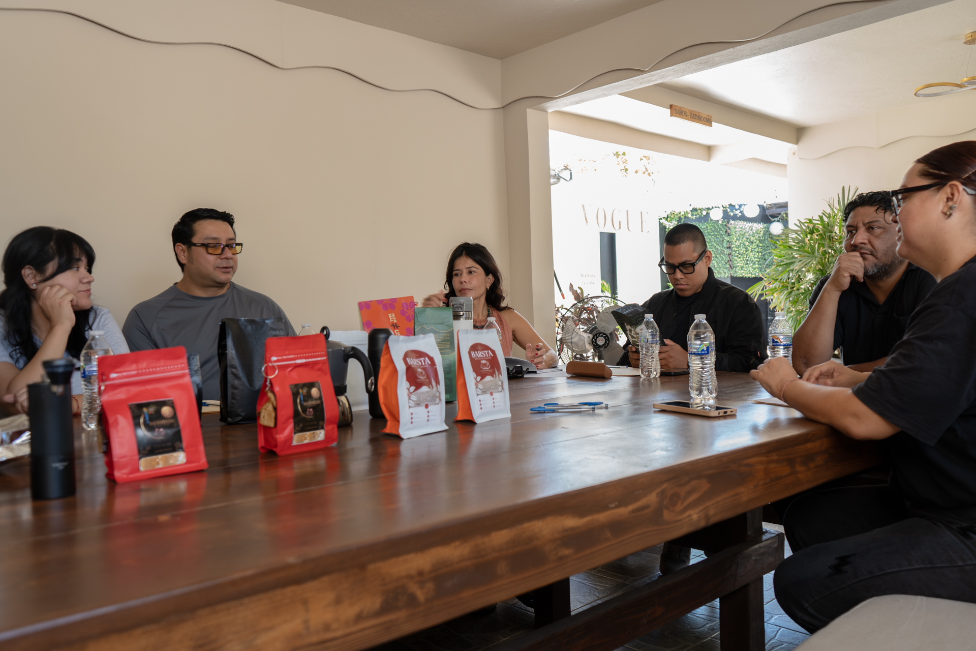 Estudiantes sentados con bolsas de café y fondo vintage