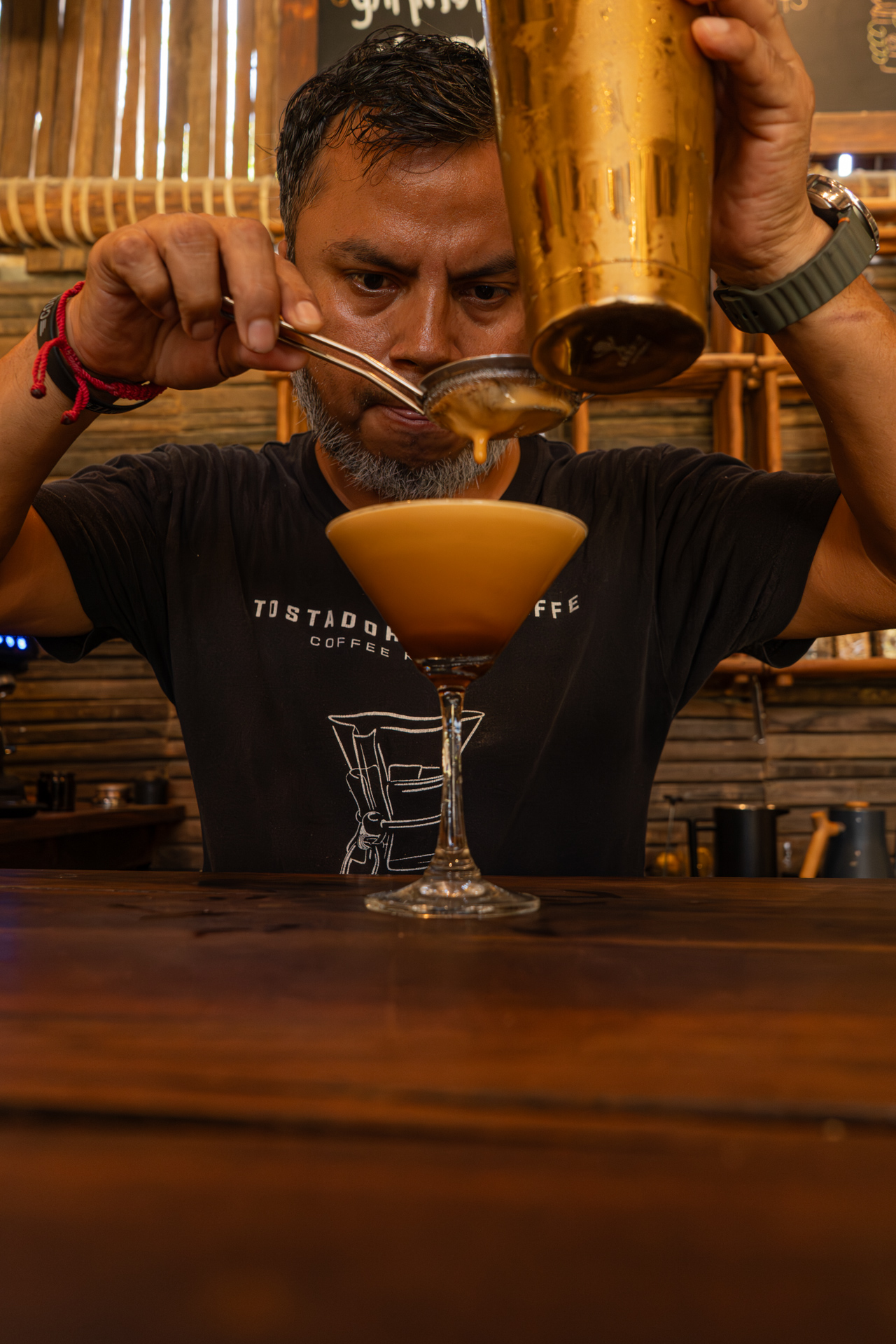 Barista terminando el espresso martini con la coctelera