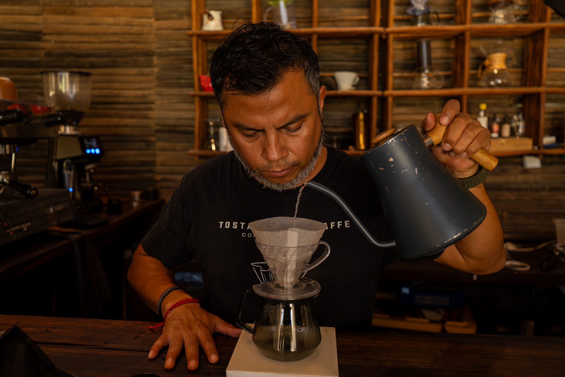 Barista vertiendo agua caliente al dripper pour over