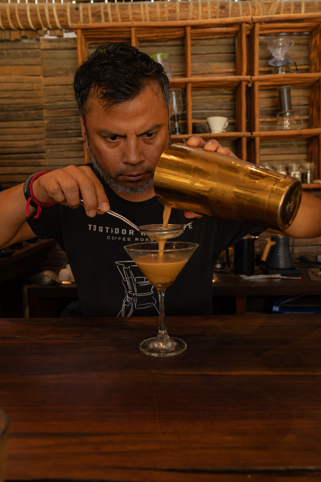 Barista colando el espresso martini