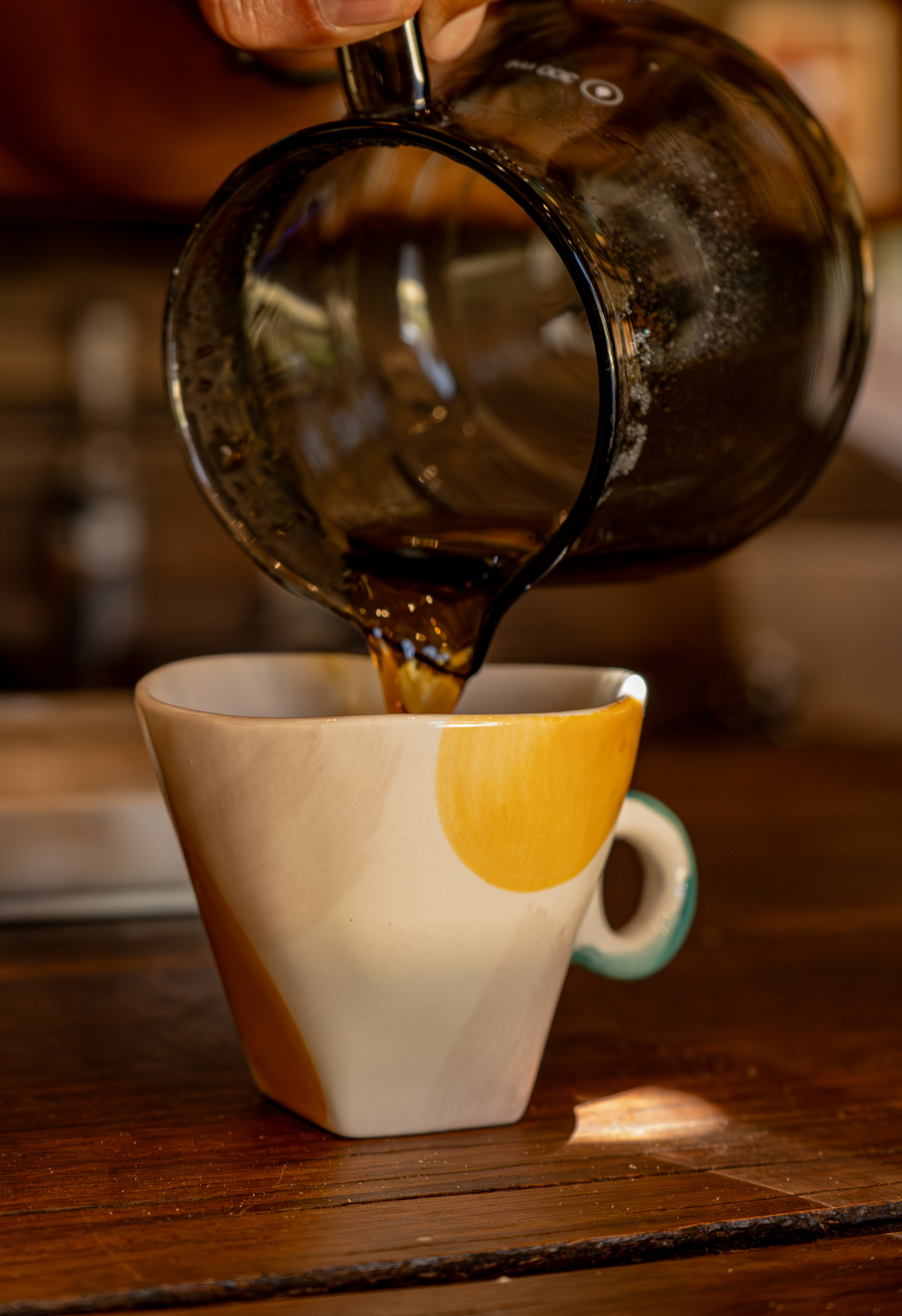 Close-up de café cayendo del pour over a la taza de cerámica