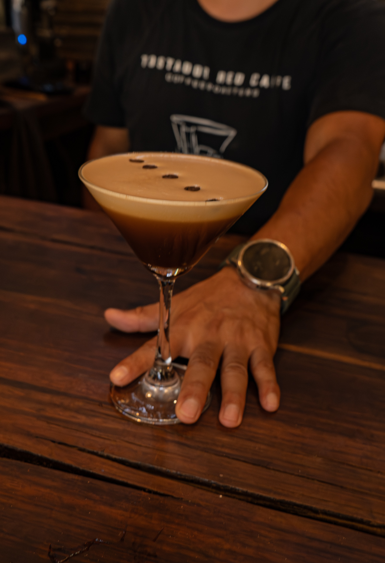 Close-up del espresso martini con grano de café de adorno