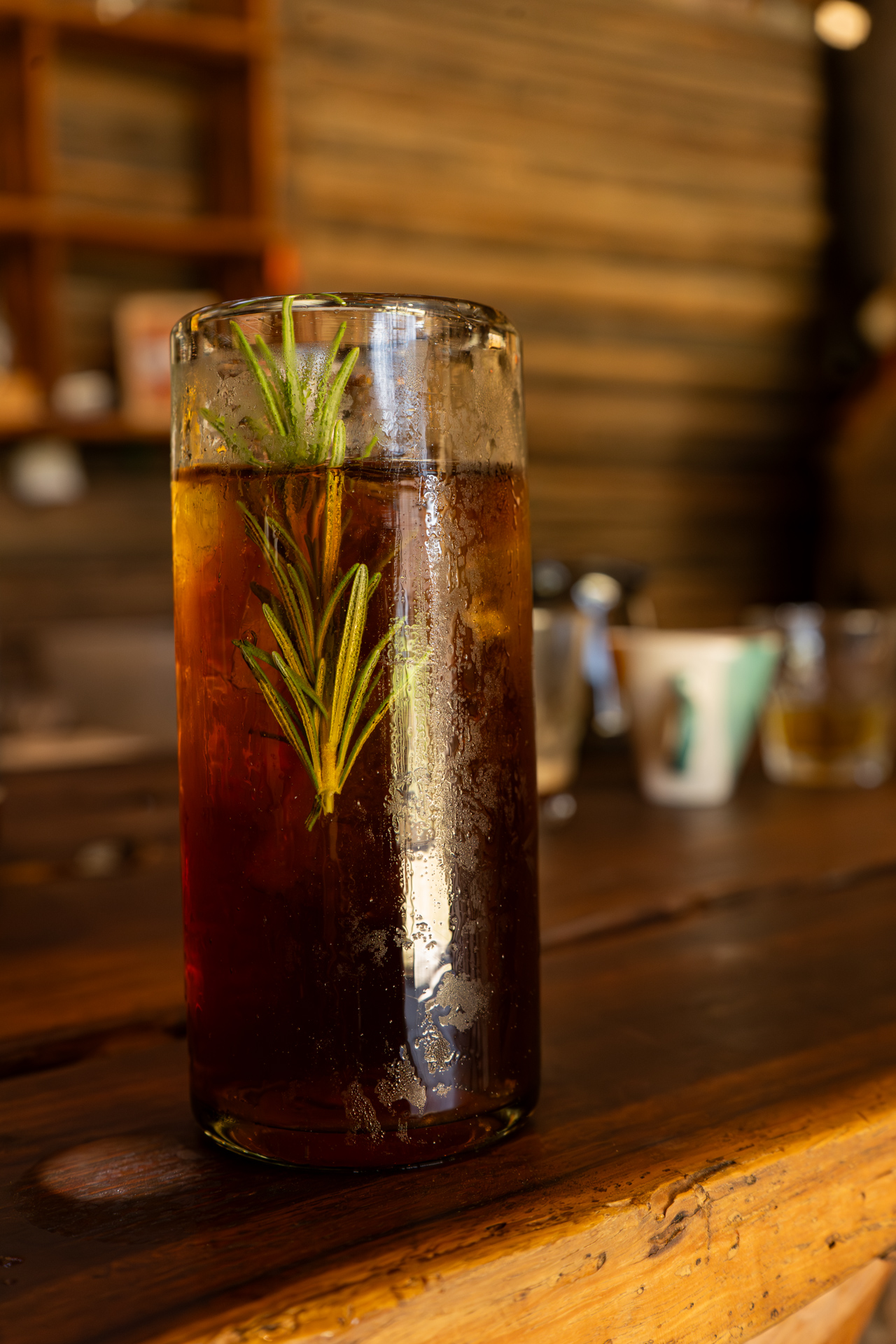 Cold brew con ramita de romero en vaso alto
