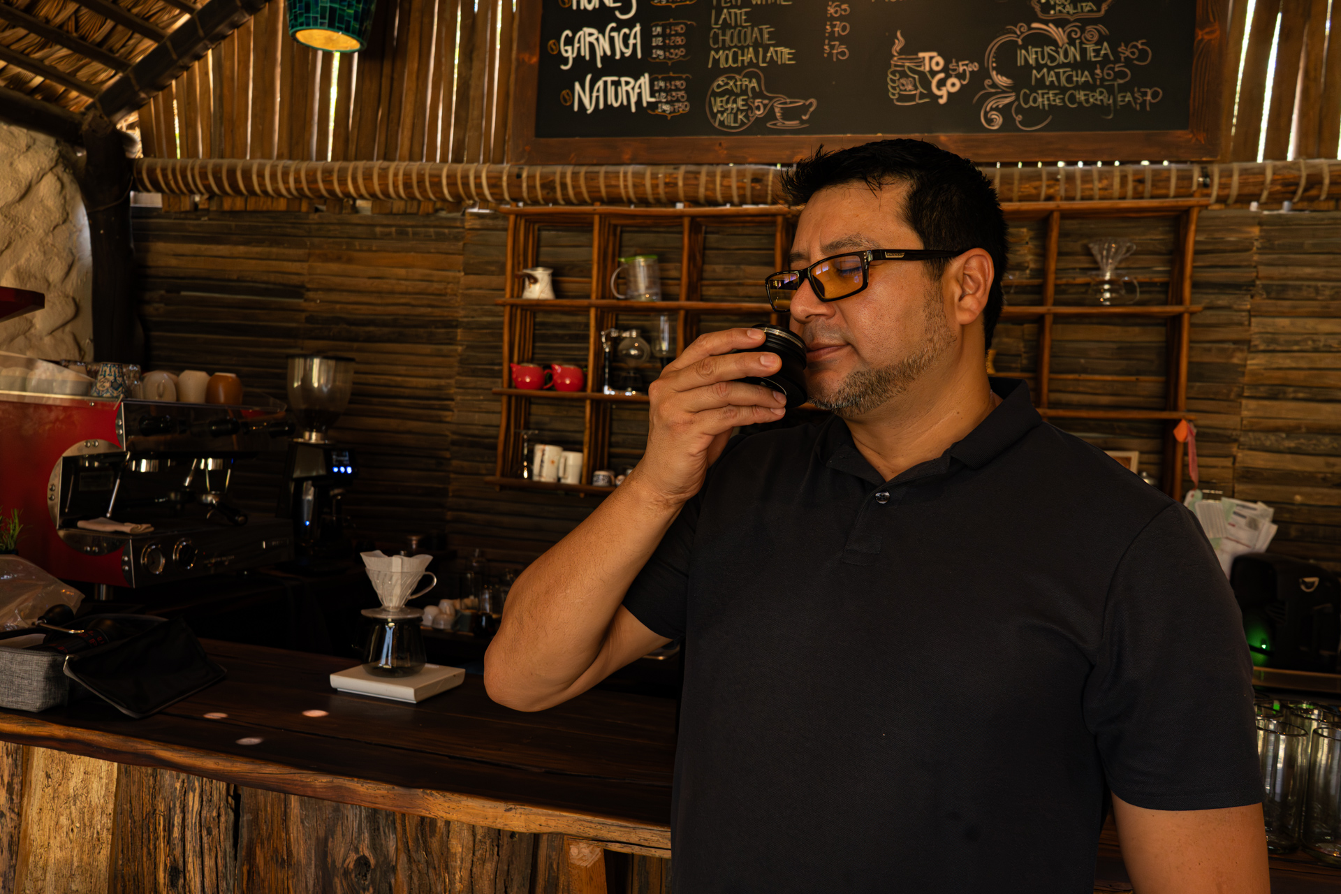 Hombre oliendo la taza de espresso en la barra